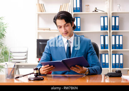 Junge schöne Richter im Gerichtssaal sitzen Stockfoto