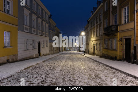 Die verschneite Straße der alten Stadt in Warschau im winter nacht Stockfoto