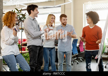 Business Team schätzen Kollegen erklären, Präsentation Stockfoto