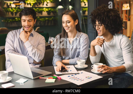 Business Partner diskutieren Projekt während Business Lunch. Stockfoto