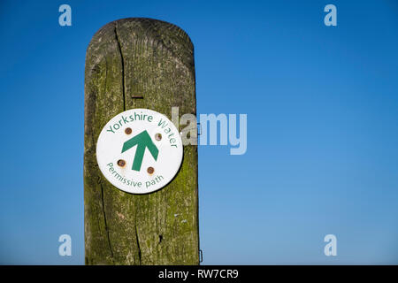 Yorkshire Water, freizügige Pfad Wegweiser auf ovenden Moor, Halifax, West Yorkshire, England. Stockfoto