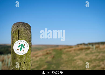 Yorkshire Water, freizügige Pfad Wegweiser auf ovenden Moor, Halifax, West Yorkshire, England. Stockfoto