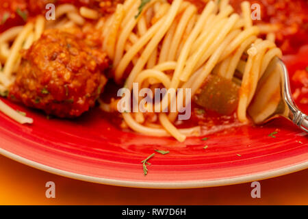 Twirling Spaghetti auf eine Gabel mit frikadelle und Petersilie Stockfoto