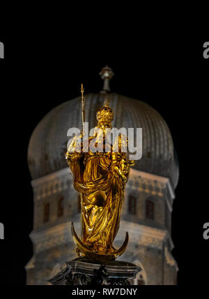 Goldene statue Mariensäule in München, Marienplatz mit der Frauenkirche in der Rückseite Stockfoto