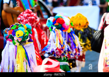 Eine Gruppe von mexikanischen Kinder mit traditionellen mexikanischen bunte Hüte Karneval verkleidet Stockfoto