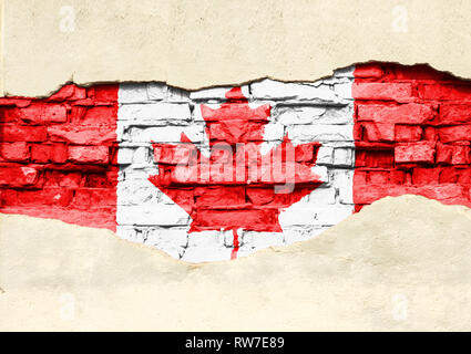 Nationalflagge von Kanada auf einem Stein Hintergrund. Mauer mit teilweise zerstört Gips, Hintergrund oder Textur. Stockfoto