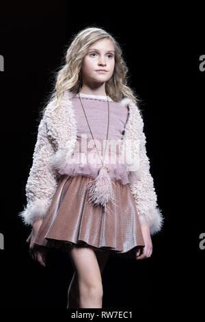 Madrid Kids Fashion Week bietet FIMI (International Fashion Fair für Kinder und Jugendliche) Mit: Modell Wo: Madrid, Spanien Wann: 01. Februar 2019 Credit: Oscar Gonzalez/WENN.com Stockfoto