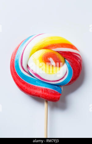 Bunte lollipop Strudel auf weißem Hintergrund Stockfoto