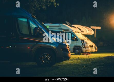 Travel Industry. Moderne Reisemobile in der RV Park während der Nacht. Rving Thema. Stockfoto