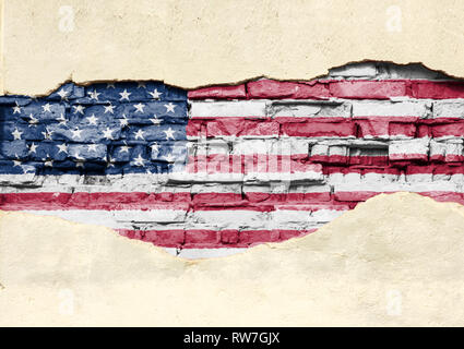 Die Flagge der USA auf einem Stein Hintergrund. Mauer mit teilweise zerstört Gips, Hintergrund oder Textur. Stockfoto