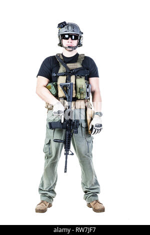 Studio shot von privaten militärischen Auftragnehmer PMC mit Sturmgewehr. Stockfoto