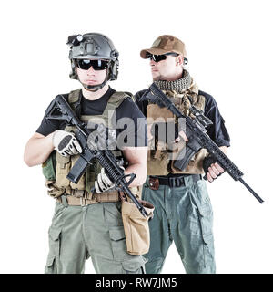 Private Military contractors PMC in Aktion auf weißem Hintergrund. Stockfoto