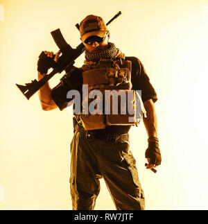 Private Auftragnehmer PMC mit Sturmgewehr. Stockfoto