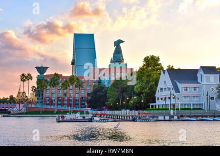 Orlando, Florida. Februar 09, 2019. Panoramablick auf farbenfrohe Hotel am Lake Buena Vista im Bereich (2) Stockfoto