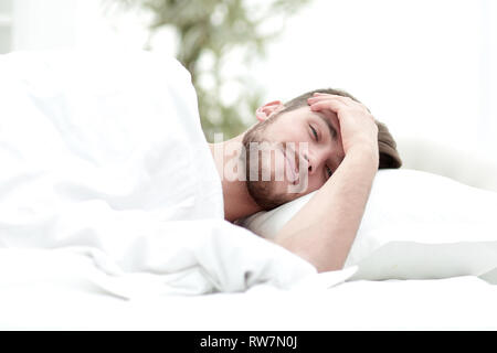 Junger Mann schläft in einem komfortablen Hotel Zimmer Stockfoto