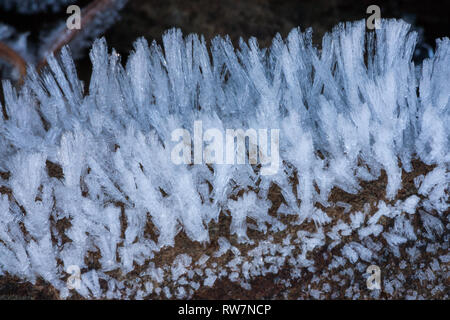 Raureif Formationen auf Basalt Stockfoto