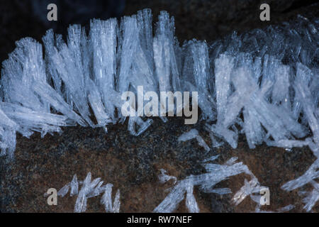 Raureif Formationen auf Basalt Stockfoto