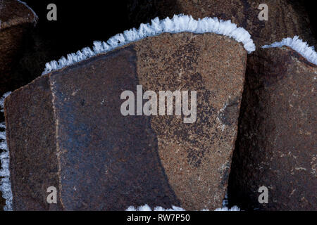 Raureif Formationen auf Basalt Stockfoto