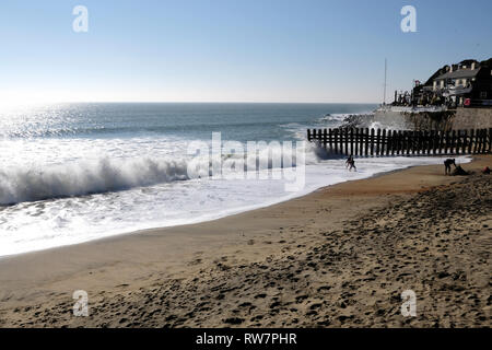 Menschen mit Ventnor Strand im Winter, Ventnor, Isle of Wight, England, UK. Stockfoto