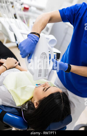 Laser Zahnaufhellung bei dantist Zimmer. Zähne, die für die Frau. Bleichen der Zähne beim Zahnarzt Klinik. Stockfoto