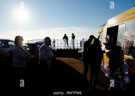 Warteschlange Eis von Anbieter in Van in Compton Bay Parkplatz auf der Isle of Wight, England, UK geparkt zu kaufen. Stockfoto