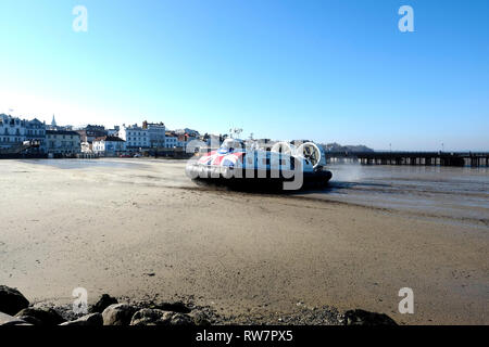 Ein Hovercraft nähert sich dem harten stehend an der Hovertravel Ryde auf der Isle of Wight, England, UK. Stockfoto