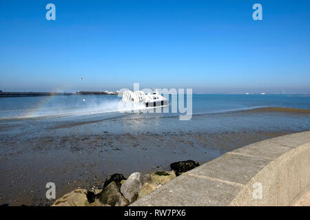 Hovertravel's Hovercraft ihre Ryde Terminal verlassen für Ziel Southsea auf der Isle of Wight, England, UK. Stockfoto