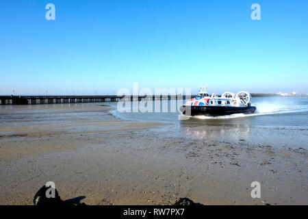 Ein Hovercraft nähert sich dem harten stehend an der Hovertravel Ryde auf der Isle of Wight, England, UK. Stockfoto