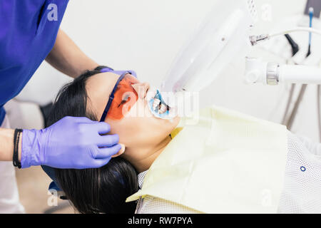 Laser Zahnaufhellung bei dantist Zimmer. Zähne, die für die Frau. Bleichen der Zähne beim Zahnarzt Klinik. Stockfoto