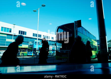 Blick auf Newport bus station inklusive Busse, Gebäude, und Passagiere, Newport, Isle of Wight, Großbritannien. Stockfoto