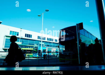 Blick auf Newport bus station inklusive Busse, Gebäude, und Passagiere, Newport, Isle of Wight, Großbritannien. Stockfoto