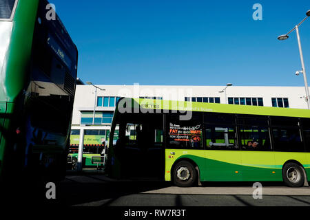 Blick auf Newport Busbahnhof einschließlich Busse und Gebäude, Newport, Isle of Wight, Großbritannien. Stockfoto