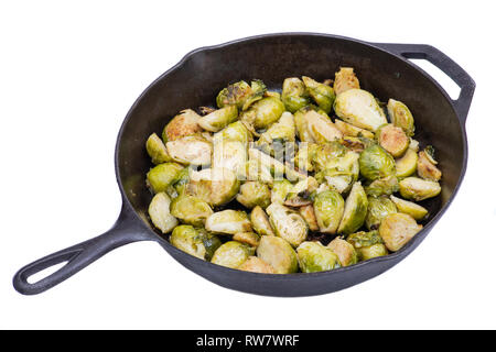 Gebratene organische Rosenkohl in einem Cast-Iron Skillet isoliert auf weißem Hintergrund. Stockfoto