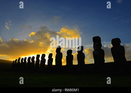 Die Silhouette von fünfzehn Moai Statuen von Ahu Tongariki bei Sonnenaufgang, Osterinsel (Rapa Nui), Chile. Stockfoto