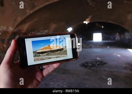 Ein Blick auf die Außenseite der Ruinen von Casa Grande wie auf einem iPhone gesehen, während Sie in den Graffiti gefüllte Höhlen. Stockfoto