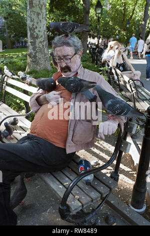 Man Gemeinden mit Tauben im Washington Square Park in Manhattan, 2014. Stockfoto