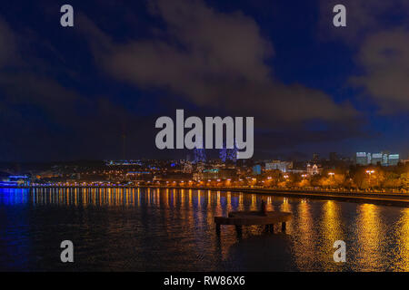 Blick auf den Nationalen Park am Meer, in der Stadt Baku, Aserbaidschan bei Nacht Stockfoto