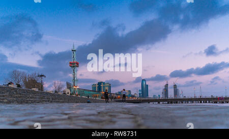 Aserbaidschan, Baku, 24. Februar 2019 Jugend Spaziergang entlang dem Bahndamm Stockfoto