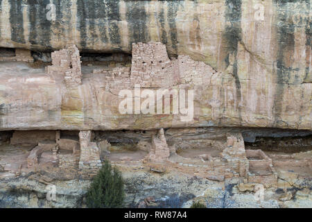 Blick auf eine der vielen Felsenwohnungen im Mesa Verde National Park, Stockfoto