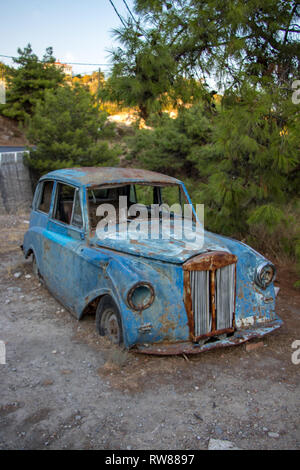 Altes Auto neben der Straße Stockfoto