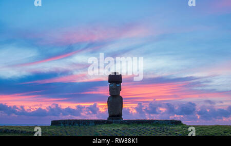 Eine einsame Moai statue am Ahu Tahai in der Nähe der Stadt Hanga Roa bei Sonnenuntergang, Rapa Nui (Osterinsel), Chile. Stockfoto