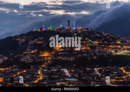 Blick auf El Panecillo, kleiner Hügel im Zentrum von Quito, bei Sonnenuntergang, vom Itchimbia. Stockfoto