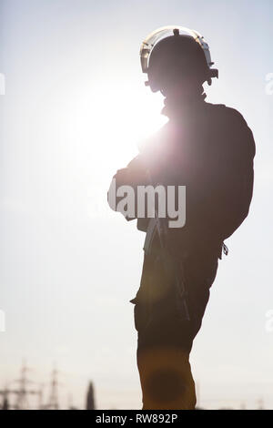 Silhouette von Special Forces Betreiber mit Waffen. Stockfoto