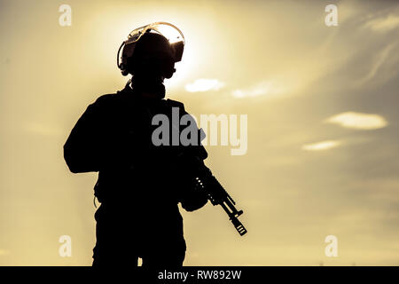 Silhouette von Special Forces Betreiber mit Waffe. Stockfoto