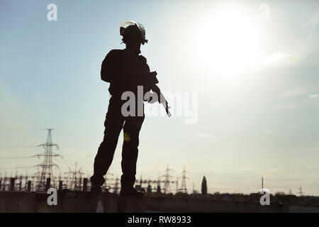 Silhouette von Special Forces Betreiber mit Waffe. Stockfoto