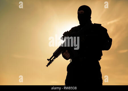 Silhouette von Special Forces Betreiber mit Waffe. Stockfoto