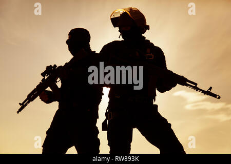 Silhouette von Special Forces Betreiber mit Waffen. Stockfoto