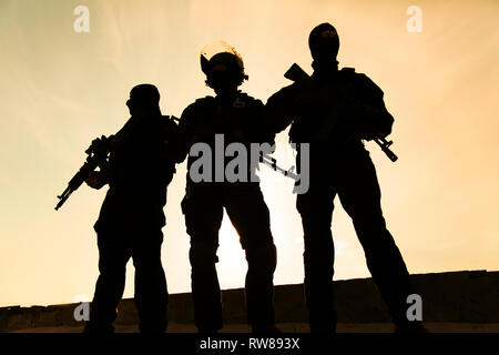 Silhouette von Special Forces Betreiber mit Waffen. Stockfoto