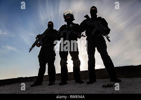 Silhouette von Special Forces Betreiber mit Waffen. Stockfoto