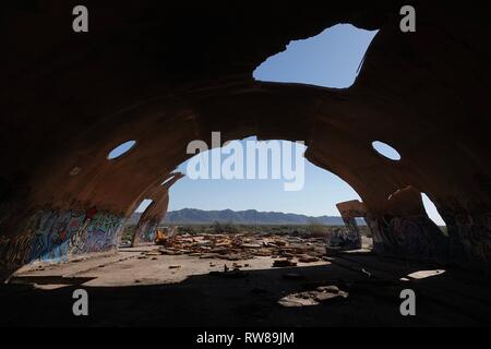 Die Kuppeln der Casa Grande, Arizona sind ein unheimlich, gruselig Sammlung von verlassenen Gebäuden, wie UFO Häuser oder retro-futuristischen Trümmerstätten. Stockfoto